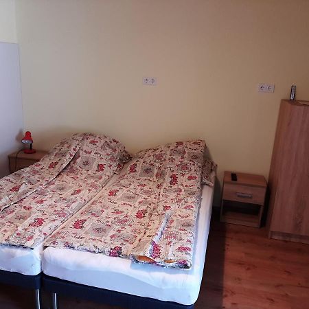 Gyopar Gyoengye Apartmanhaz Orosháza Εξωτερικό φωτογραφία