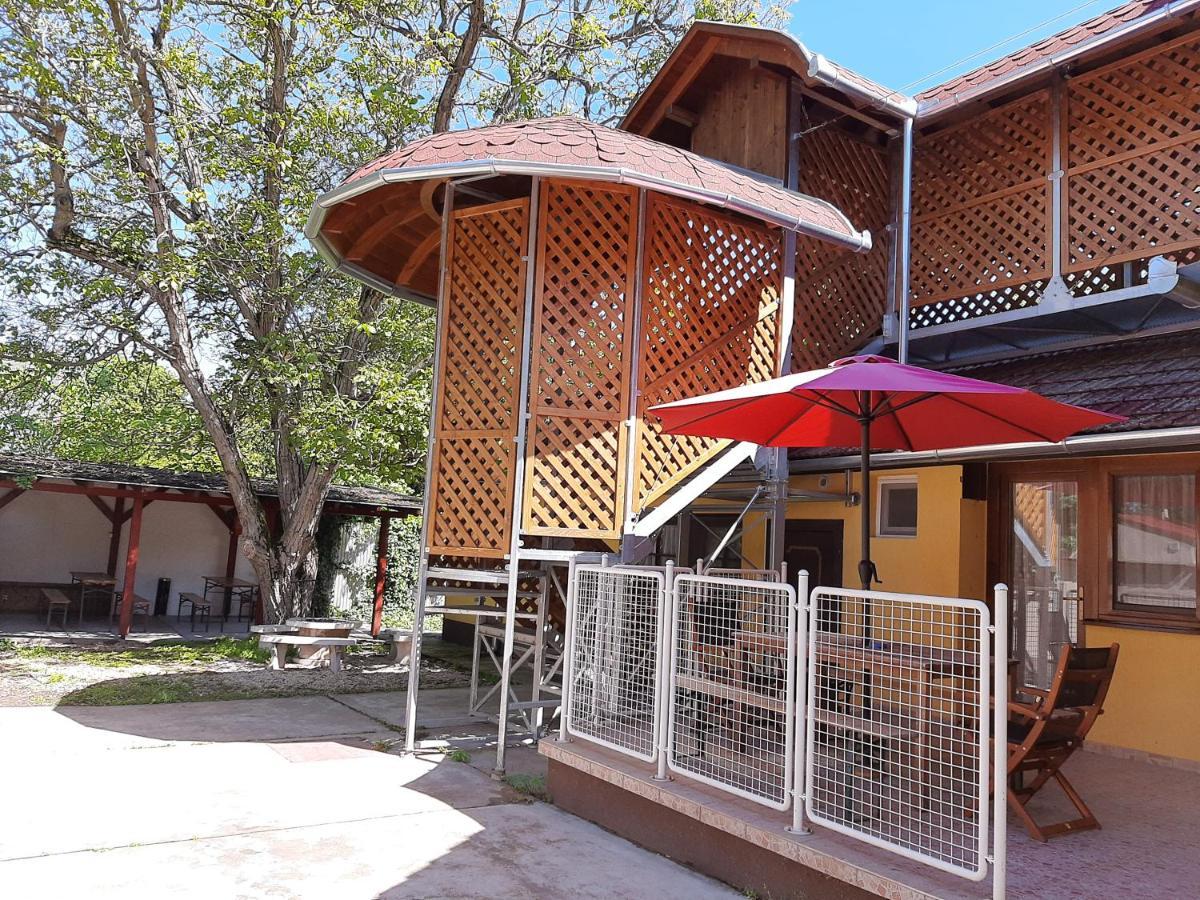Gyopar Gyoengye Apartmanhaz Orosháza Εξωτερικό φωτογραφία