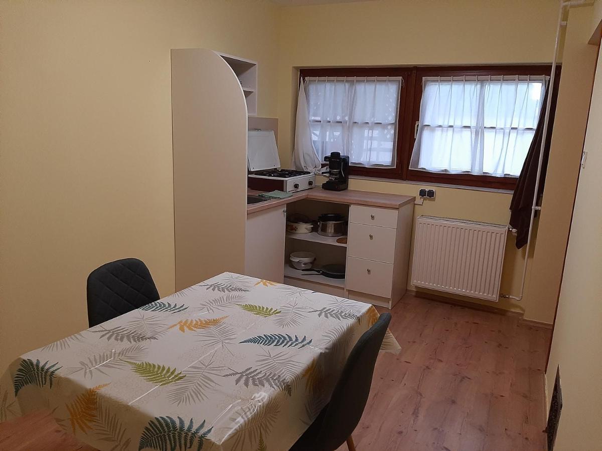 Gyopar Gyoengye Apartmanhaz Orosháza Εξωτερικό φωτογραφία